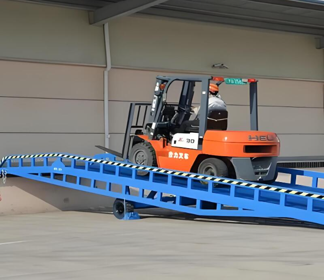 龙海移动式卸货平台（叉车用）